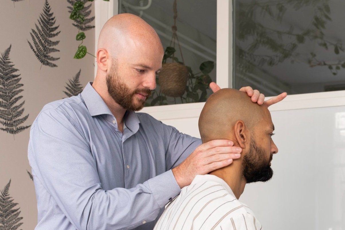 Stijve nek - hoe een chiropractor je er vanaf kan helpen