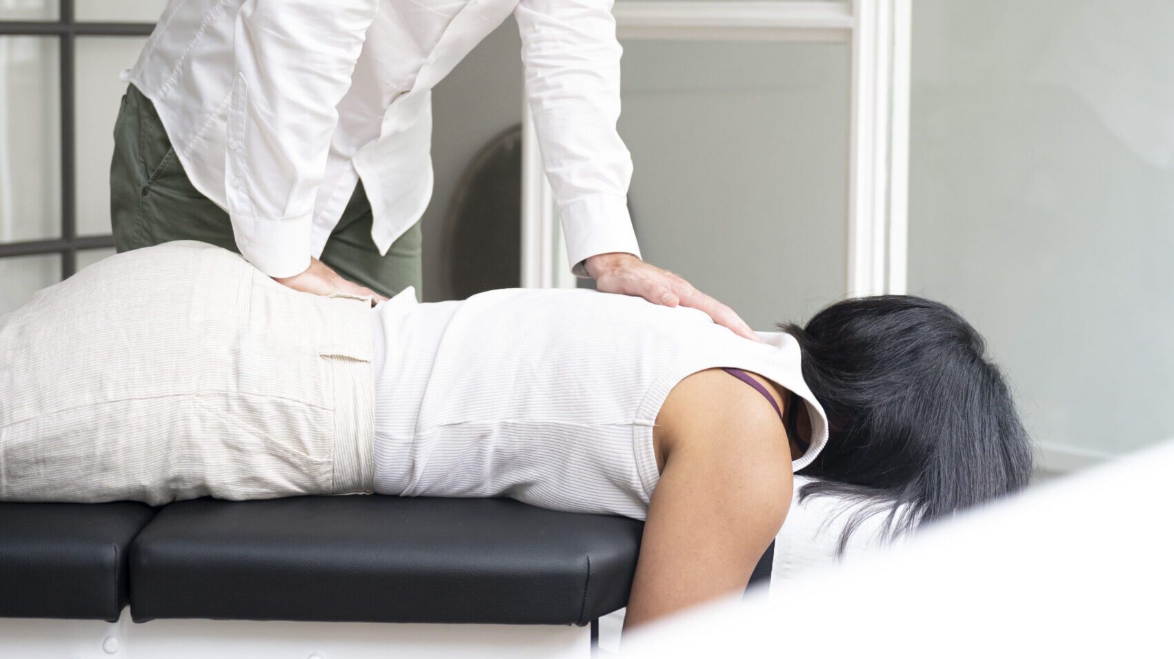 Chiropractor for pelvic pain