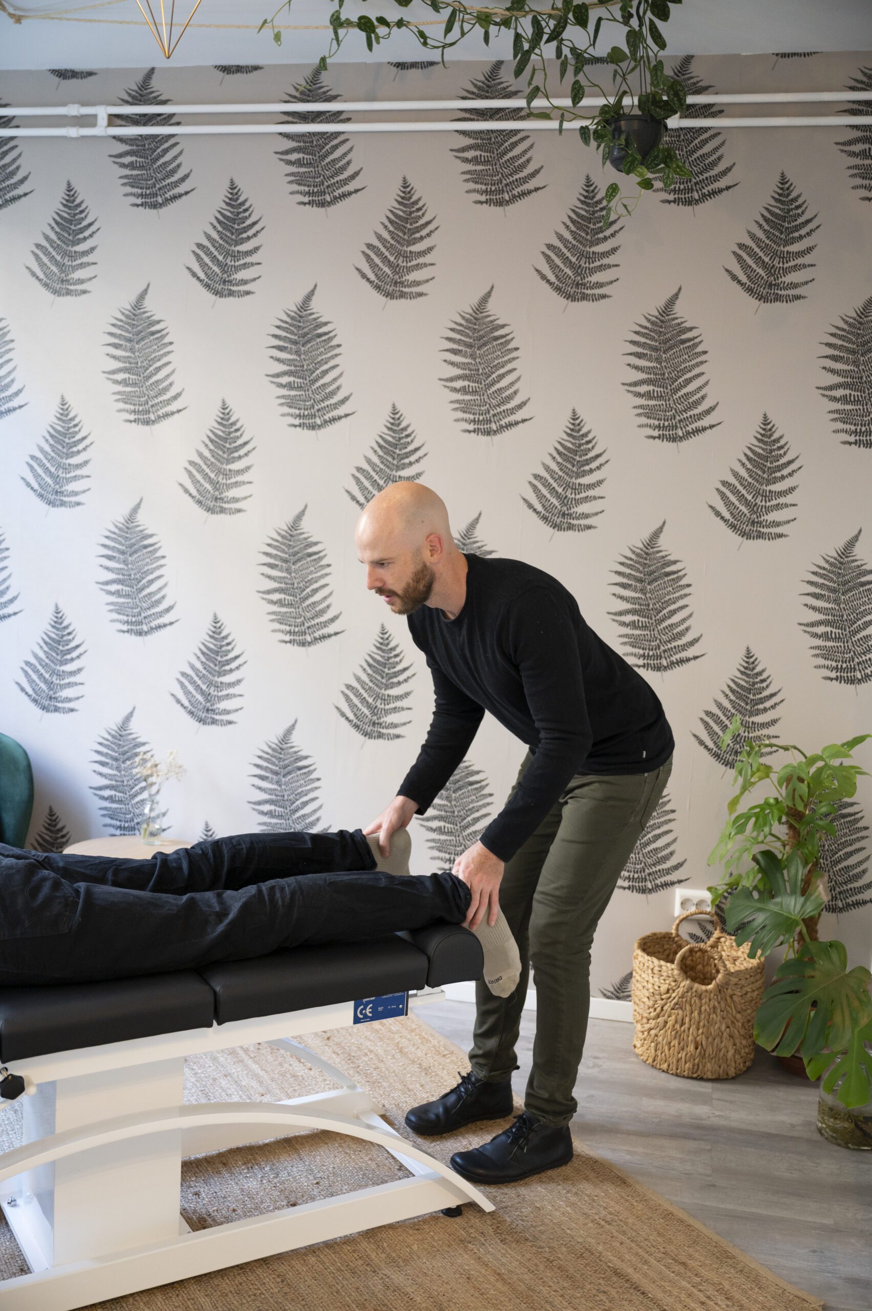 chiropractor helpt patiënt met tintelende voeten