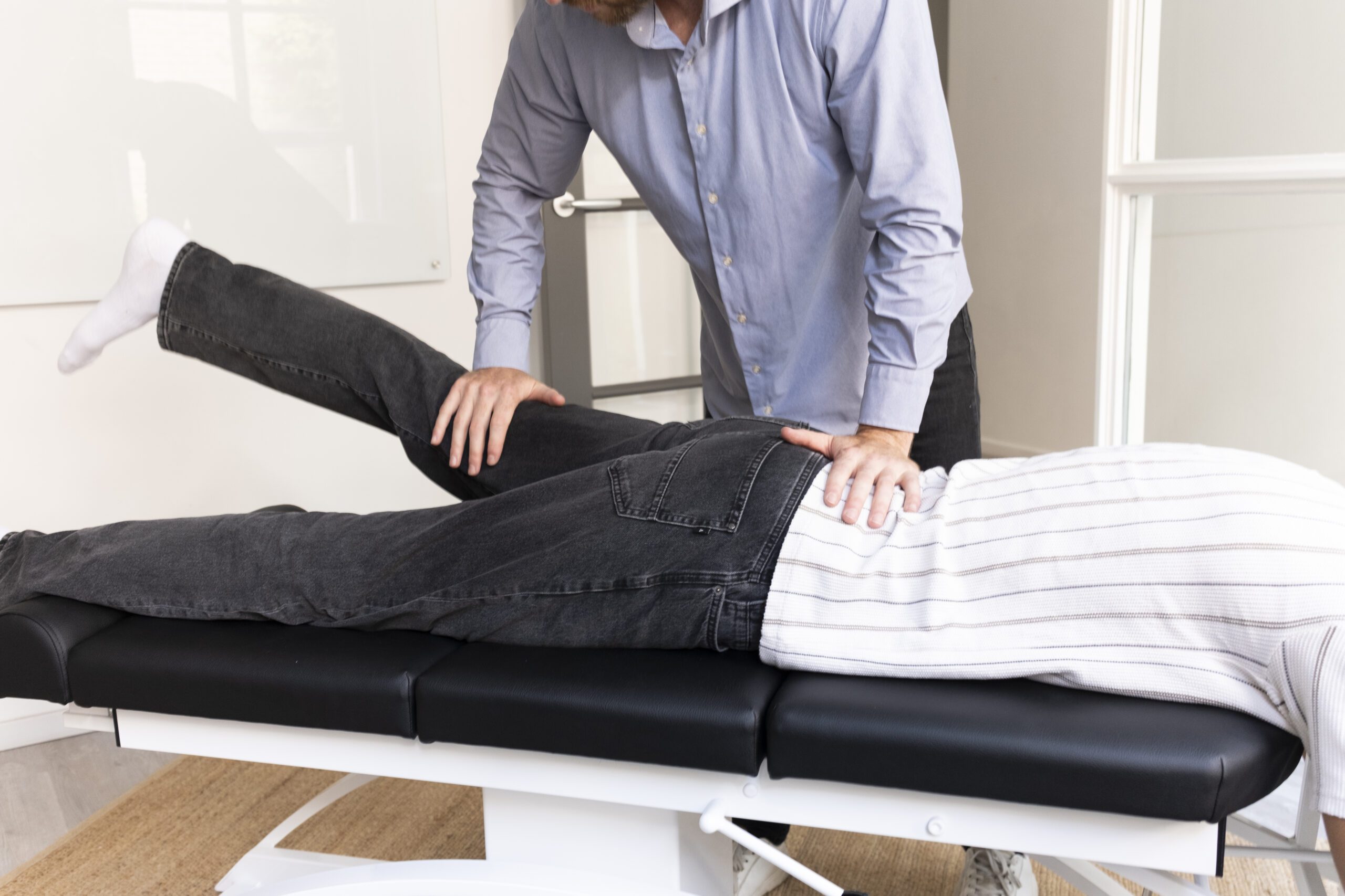 chiropractor controleert de gehele wervelkolom